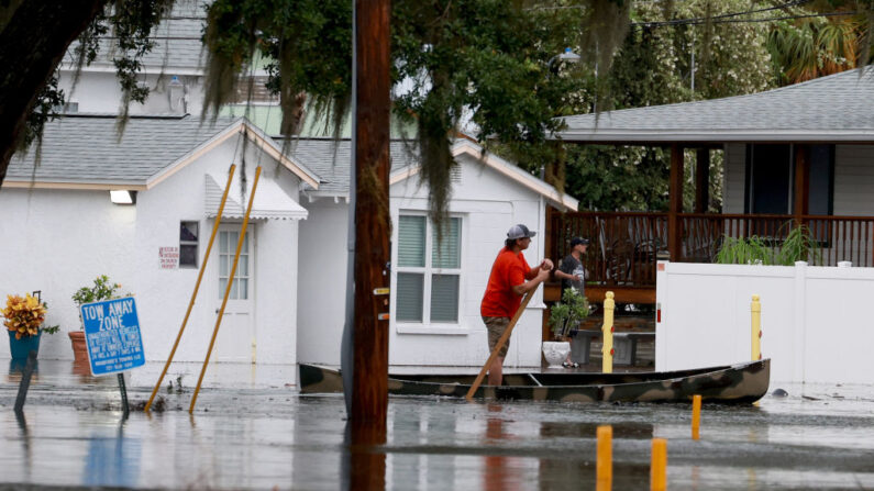 Una persona navega en canoa a través de las calles inundadas causadas por el huracán Idalia pasando mar adentro el 30 de agosto de 2023 en Tarpon Springs, Florida. (Joe Raedle/Getty Images)