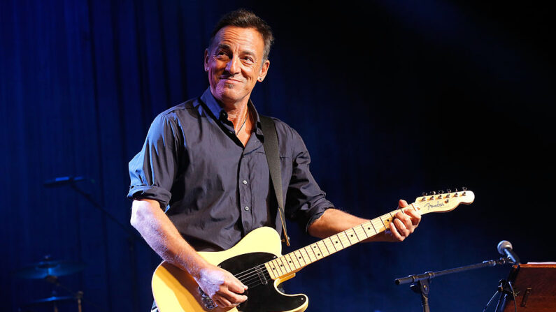 El músico estadounidense Bruce Springsteen actúa en el 7º evento anual "Stand Up For Heroes" en el Madison Square Garden el 6 de noviembre de 2013 en Nueva York. (Jemal Countess/Getty Images)