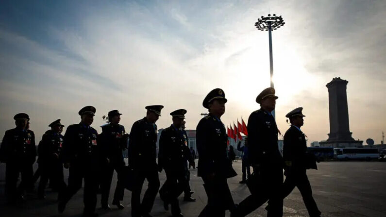 Los delegados militares chinos llegan al Gran Salón del Pueblo antes de la tercera sesión plenaria de la legislatura oficial de China, la Asamblea Popular Nacional (APN), en Beijing, el 12 de marzo de 2015. (Lintao Zhang/Getty Images)