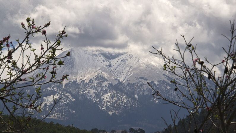 Imagen tomada desde Tlatichuca, estado de Puebla, México, el 13 de marzo de 2015 de la montaña Pico de Orizaba. (Ronaldo Schemidt/AFP vía Getty Images)