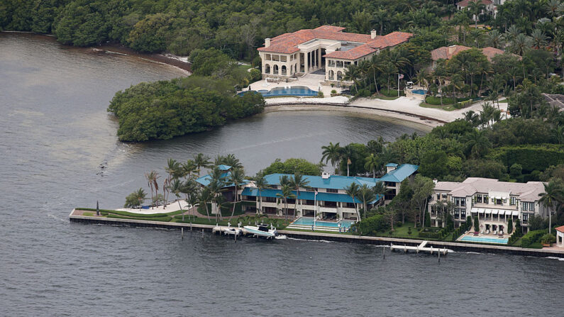Una costosa propiedad frente al mar se ve en Miami, Florida, el 3 de junio de 2014. Funcionarios chinos buscan cada vez más propiedades de lujo en Estados Unidos. (Joe Raedle/Getty Images)