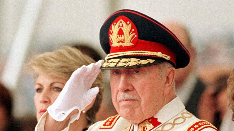 El general Augusto Pinochet saluda durante un desfile militar en honor a su retiro como comandante del Ejército chileno 06 de marzo de 1998 en Santiago (Chile). (Cris Bouroncle/AFP vía Getty Images)
