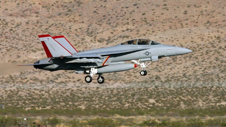 Un F/A-18F Super Hornet de la Marina de los Estados Unidos, aterriza en la Base Aérea Nellis mientras participa en el Joint Expeditionary Force Experiment 2006 (JEFX 06) el 25 de abril de 2006 en Las Vegas, Nevada. (Ethan Miller/Getty Images)
