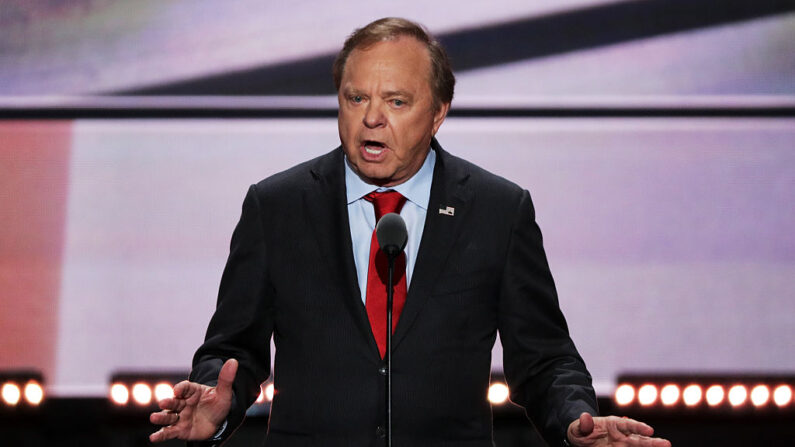 Harold Hamm, director ejecutivo de Continental Resources Shale Oil Company, pronuncia un discurso el tercer día de la Convención Nacional Republicana, el 20 de julio de 2016, en el Quicken Loans Arena de Cleveland, Ohio. (Alex Wong/Getty Images)