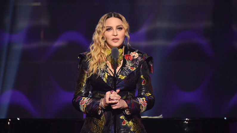 Madonna habla en el escenario en el evento Billboard Women in Music 2016 en Nueva York el 9 de diciembre de 2016. (Nicholas Hunt/Getty Images para la revista Billboard)