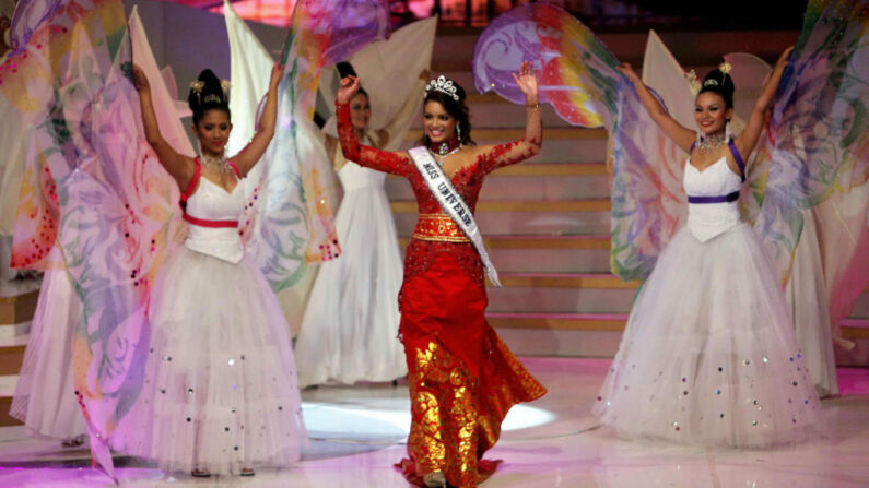 La Puertorriqueña Zuleyka Rivera (C), coronada Miss Universo, aparece en el escenario durante el concurso Puteri Indonesia o Miss Indonesia 2006 en Yakarta, 25 de agosto de 2006.  (JEWEL SAMAD/AFP via Getty Images)