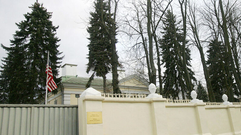 Detrás de la valla de la embajada estadounidense en Minsk (Bielorrusia), el 7 de marzo de 2008, se ve la bandera nacional de Estados Unidos. (Viktor Brachev/AFP vía Getty Images)