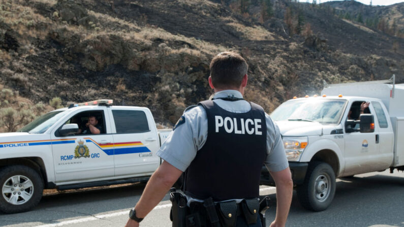 La Policía Montada de Canadá bloquea el tráfico en la carretera 97 al norte de Cache Creek, Columbia Británica, 19 de julio de 2017. (Don Mackinnon/AFP vía Getty Images)