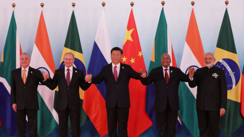 El presidente de Brasil, Michel Temer (iz), el presidente de Rusia, Vladímir Putin (2 iz), el presidente de China, Xi Jinping (c), el presidente de Sudáfrica, Jacob Zuma (2 de), y el primer ministro de India, Narendra Modi (de), posan para una foto de grupo durante la cumbre de los BRICS en el Centro Internacional de Conferencias y Exposiciones de Xiamen, China, el 4 de septiembre de 2017. (Wu Hong/AFP vía Getty Images)