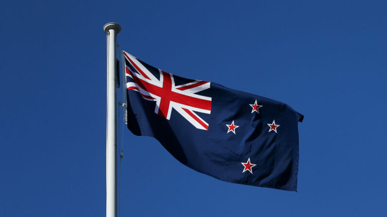 La bandera de Nueva Zelanda ondea en lo alto de la Casa del Parlamento el 19 de octubre de 2017 en Wellington, Nueva Zelanda. (Hagen Hopkins/Getty Images)