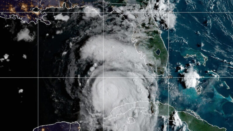 Una imagen de satélite muestra la tormenta tropical Idalia moviéndose hacía Florida, a las 9:41 a.m. ET del 28 de agosto de 2023. (NOAA)
