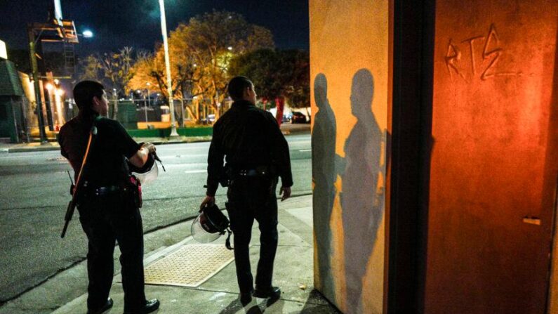 Oficiales de policía buscan a un sospechoso en Los Ángeles, el 7 de mayo de 2018. (John Fredricks/The Epoch Times)