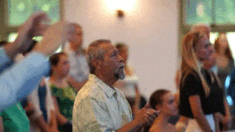 Hawái: Miles acuden a los servicios religiosos en duelo por las víctimas del incendio de Maui