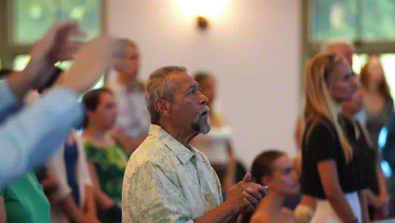 Un residente de Maui reza durante un servicio religioso en la Iglesia Bautista de Kihei, en Kihei, Maui, el 13 de agosto de 2023. (Allan Stein/The Epoch Times)