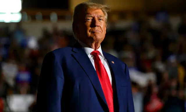 El expresidente Donald Trump ingresa al Erie Insurance Arena para un mitin mientras hace campaña por la nominación republicana en las elecciones de 2024, en Erie, Pensilvania, el 29 de julio de 2023. (Jeff Swensen/Getty Images)
