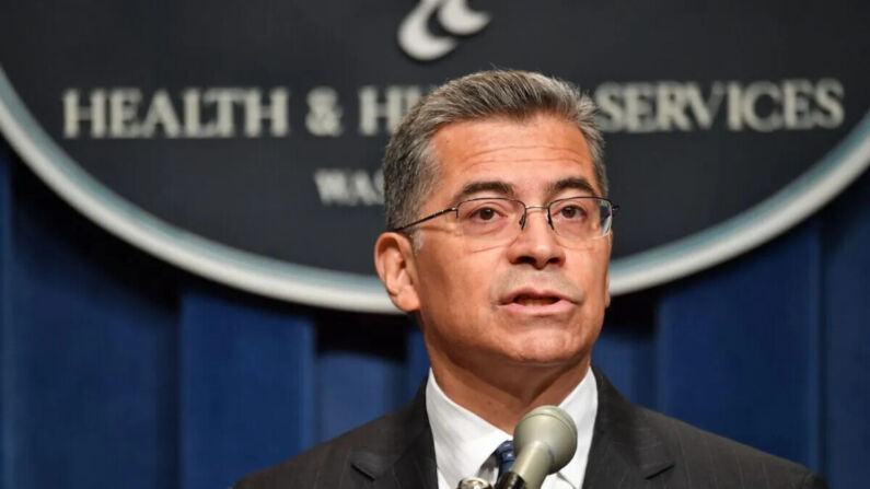 Xavier Becerra, secretario de Salud y Servicios Humanos (HHS), habla durante una conferencia de prensa en la sede del HHS en Washington, el 28 de junio de 2022. (Nicholas Kamm/AFP vía Getty Images)