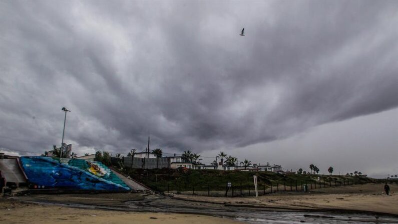 Fotografía de archivo de una playa cubierta de nubes grises en Ensenada, Baja California (México). EFE/ Alejandro Zepeda