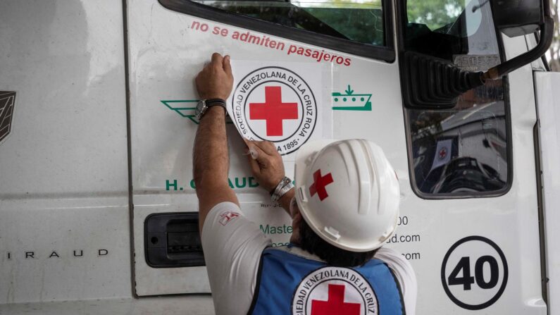 Vista de un trabajador de la Cruz Roja Venezolana, en una fotografía de archivo. (EFE/Rayner Peña)