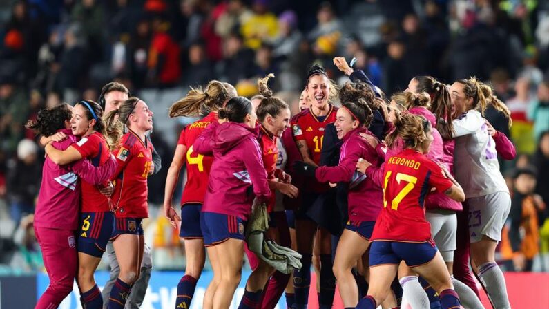 España celebra su triunfo sobre Suecia durante el partido de fútbol de semifinales de la Copa Mundial Femenina de la FIFA 2023 entre España y Suecia en Auckland, Nueva Zelanda. EFE/EPA/Aaron Gillions