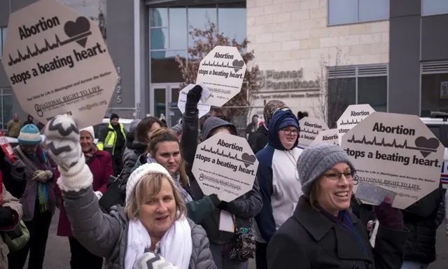 Manifestantes sostienen pancartas durante una vigilia de protesta patrocinada por la Coalición de Defensa Cristiana y Sacerdotes por la Vida ante el Centro Carol Whitehill Moses de Planned Parenthood de la zona metropolitana de Washington, D.C., el 17 de enero de 2019. (Zach Gibson/Getty Images)
