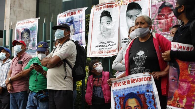 Fotografía de archivo de padres de los 43 jóvenes desaparecidos de Ayotzinapa y estudiantes de la escuela rural de Ayotzinapa, que protestan a las afueras de la Judicatura federal, en Ciudad de México (México). EFE/José Méndez