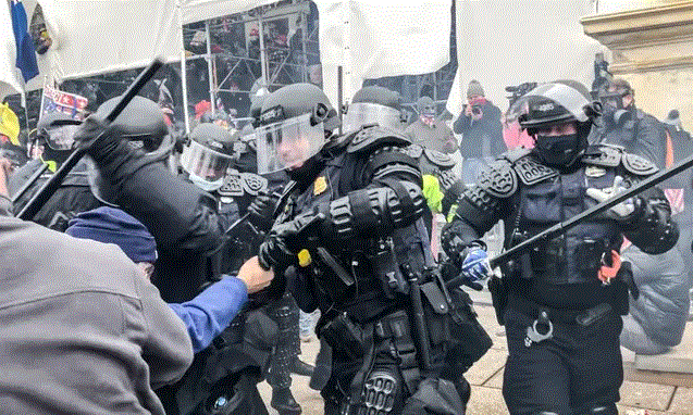 Oficiales antidisturbios del Departamento de Policía Metropolitana de D.C. chocan con manifestantes en el frente oeste del Capitolio de EE. UU. el 6 de enero de 2021. (Cortesía de Steve Baker)