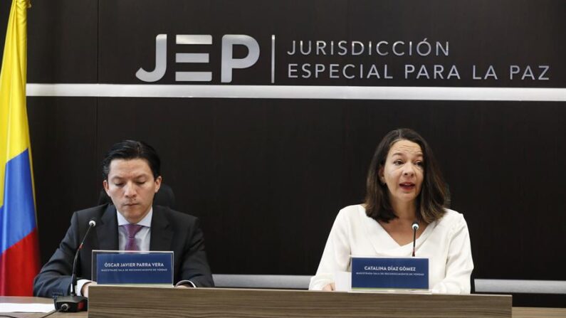 Los magistrados de la Jurisdicción Especial para la Paz (JEP) Óscar Javier Parra y Catalina Díaz ofrecen una rueda de prensa hoy, en Bogotá (Colombia). EFE/Carlos Ortega