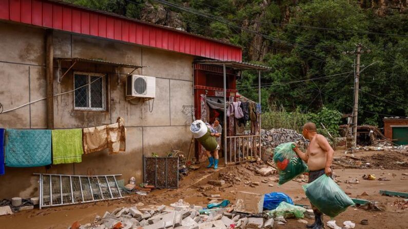 Más de 1.2 millones de personas han sido evacuadas de las zonas inundadas en la provincia de Hebei, en el norte de China, donde las aguas han empezado a retroceder tras el cese de las lluvias torrenciales que asolaron la región en los últimos días. BEFE/EPA/Mark R. Cristino/Archivo 