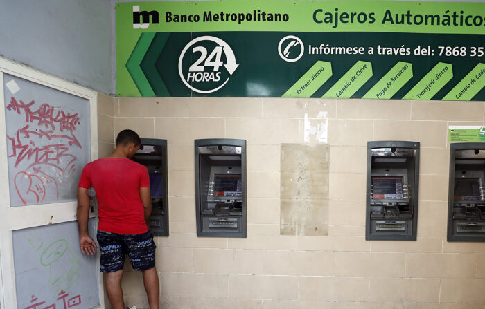 Una persona saca dinero en un cajero automático, el 10 de agosto de 2023 en La Habana, Cuba.  EFE/Ernesto Mastrascusa