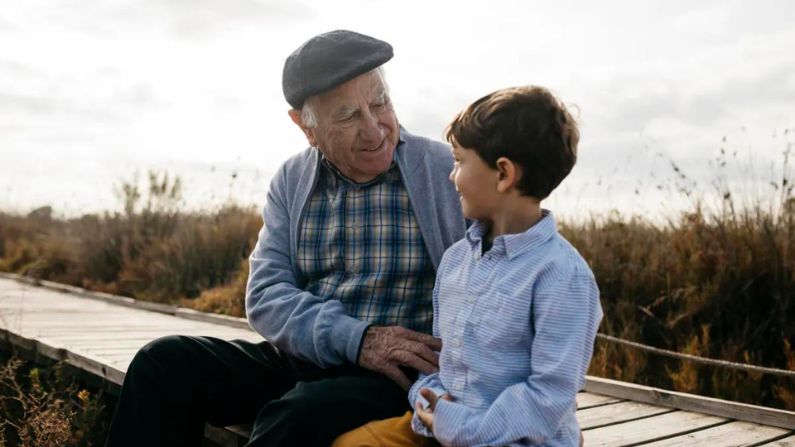 Cuando los niños entrevistan a sus mayores, se fortalecen los lazos entre estas dos generaciones, y la historia cobra vida. (Westend61/Getty Images)