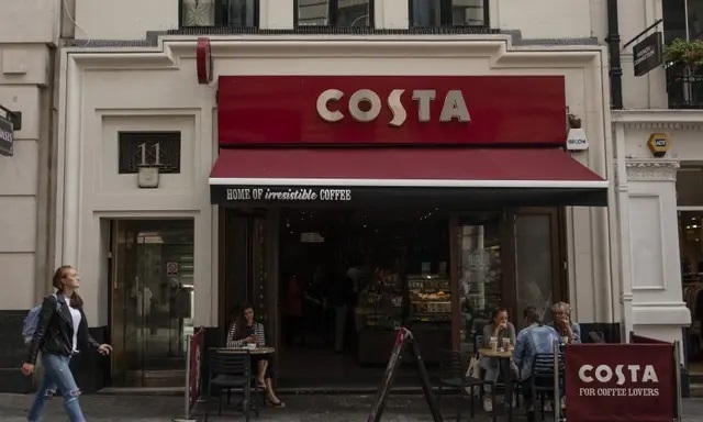Clientes sentados frente a una tienda de Costa Coffee en Londres el 31 de agosto de 2018. (Dan Kitwood/Getty Images)