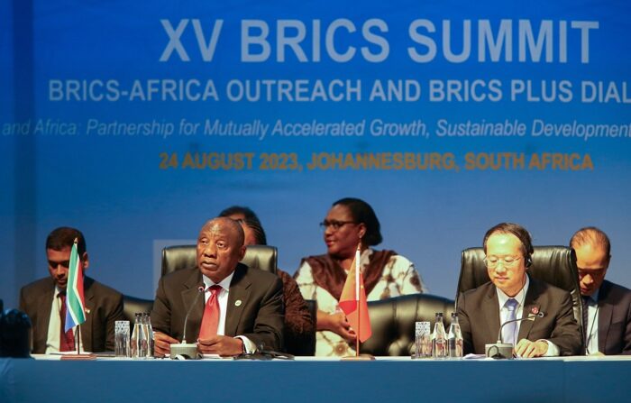 El presidente de Sudáfrica, Cyril Ramaphosa (Izq.), habla durante la 15ª Cumbre de los BRICS, en Johannesburgo, Sudáfrica, el 24 de agosto de 2023. Sudáfrica celebra la 15ª Cumbre de los BRICS (Brasil, Rusia, India, China y Sudáfrica). Los líderes de los BRICS anunciaron que recibirán a seis nuevos miembros en enero de 2024: Irán, Argentina, Egipto, Etiopía, Arabia Saudí y Emiratos Árabes Unidos. EFE/EPA/KIM LUDBROOK / POOL