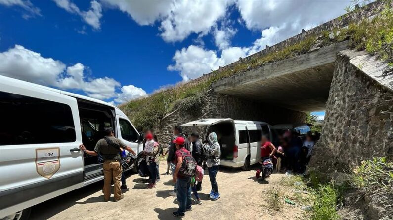 Fotografía cedida por el Instituto Nacional de Migración que muestra a personal de la dependencia en el rescate de un grupo de indocumentados en el estado de Oaxaca (México). EFE/ Instituto Nacional De Migración