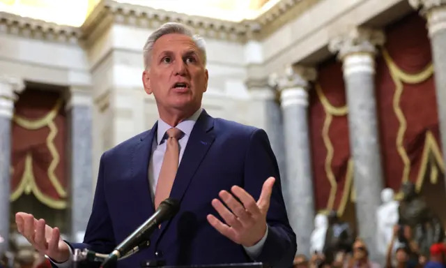 El presidente de la Cámara de Representantes, Kevin McCarthy (R-Calif.), se dirige a los medios de comunicación durante una sesión informativa en la Sala Nacional de Estatuas del Capitolio, en Washington, el 17 de julio de 2023. (Alex Wong/Getty Images)