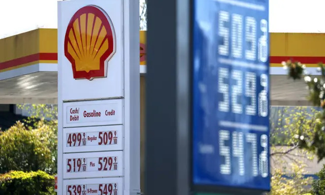 Los precios de la gasolina se muestran en una gasolinera de San Rafael, California, el 12 de abril de 2023. (Justin Sullivan/Getty Images)