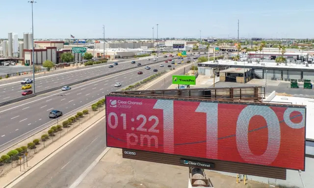 Una valla publicitaria muestra la temperatura que, según las previsiones, alcanzará los 115 grados Fahrenheit, en Phoenix, Arizona, el 16 de julio de 2023. (Brandon Bell/Getty Images)
