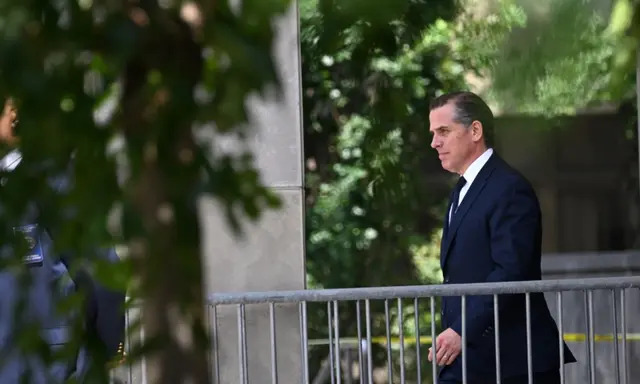 Hunter Biden, hijo del presidente Joe Biden, sale del Edificio Federal J. Caleb Boggs y del Palacio de Justicia de los Estados Unidos en Wilmington, Delaware, el 26 de julio de 2023. (Mark Makela/Getty Images)