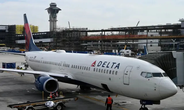 Un avión de Delta airlines es visto en el Aeropuerto Internacional de Los Ángeles (LAX) en Los Ángeles el 11 de enero de 2023. (Daniel Slim/AFP vía Getty Images)