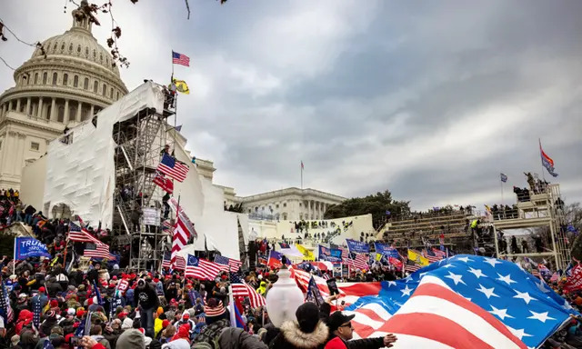 Manifestantes violaron la seguridad y entraron en el Capitolio de EE. UU. el 6 de enero de 2021, mientras el Congreso debatía las elecciones presidenciales de 2020. (Brent Stirton/Getty Images)
