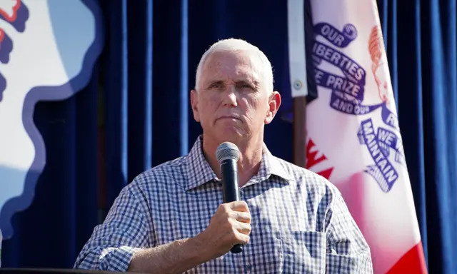 El candidato presidencial republicano y exvicepresidente de EE.UU., Mike Pence, habla durante una charla en la Feria Estatal de Iowa en Des Moines, Iowa, el 11 de agosto de 2023. (Madalina Vasiliu/The Epoch Times)
