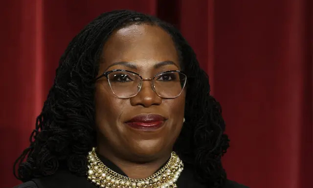La jueza de la Corte Suprema Ketanji Brown Jackson posa para un retrato oficial en Washington el 7 de octubre de 2022. (Alex Wong/Getty Images)