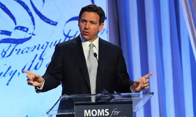 El candidato republicano a la presidencia, el gobernador de Florida Ron DeSantis, habla durante la cumbre nacional Moms for Liberty Joyful Warriors en el Philadelphia Marriott Downtown de Filadelfia el 30 de junio de 2023. (Michael M. Santiago/Getty Images)