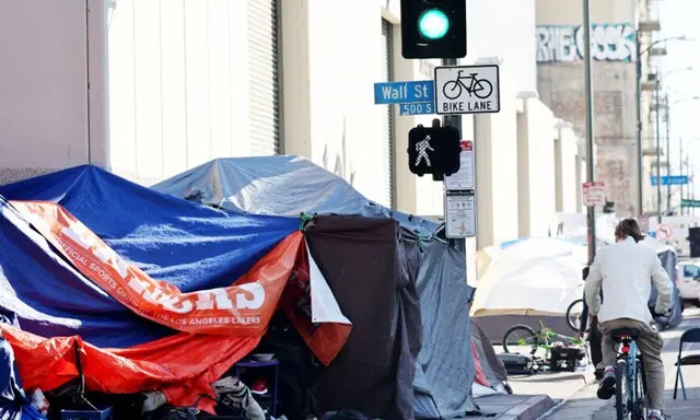 Un campamento de personas sin hogar se alinea en una calle de la comunidad de Skid Row en Los Ángeles, California, el 14 de diciembre de 2022. (Mario Tama/Getty Images)