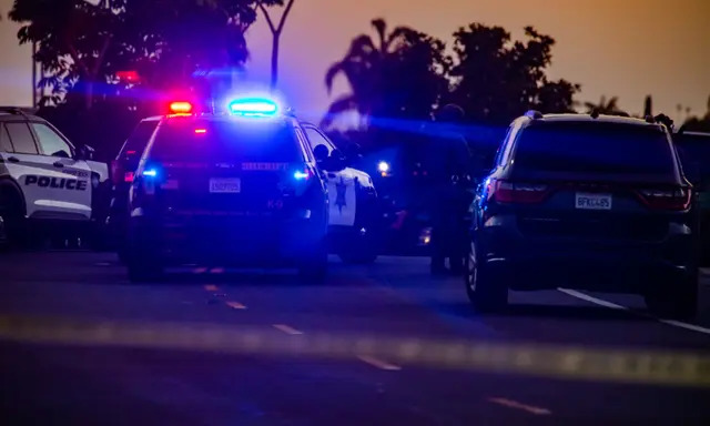 Las fuerzas policiales del condado de Orange colaboran en la detención de un sospechoso atrincherado en una casa de Newport Beach el 4 de octubre de 2022. (John Fredricks/The Epoch Times)