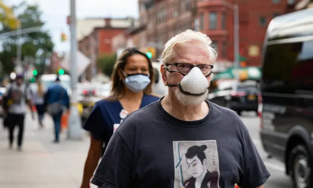 Personas con mascarillas caminan por una calle de Brooklyn, Nueva York, el 7 de octubre de 2020. (Chung I Ho/The Epoch Times)