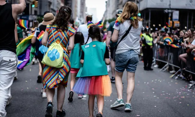 Una niña en la Marcha anual del Orgullo de Nueva York, en Nueva York, el 25 de junio de 2023. (Samira Bouaou/The Epoch Times)
