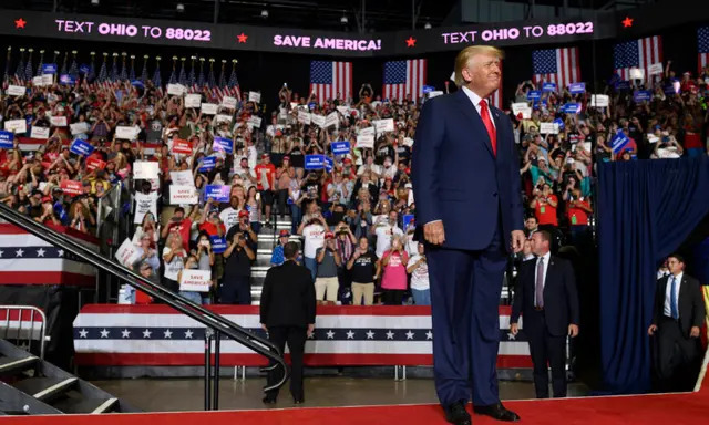 El expresidente Donald Trump entra en el escenario en un mitin de Save America para apoyar a los candidatos republicanos que se presentan a cargos estatales y federales en el estado de Ohio, en el Covelli Centre de Youngstown, Ohio, el 17 de septiembre de 2022. (Jeff Swensen/Getty Images)