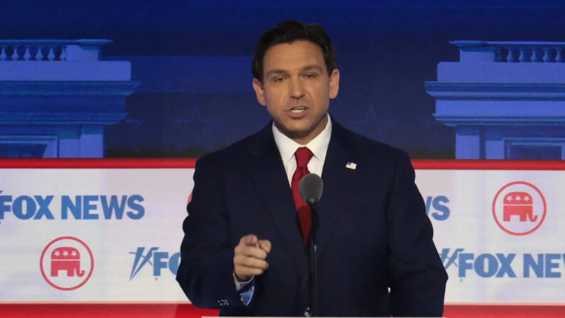 El candidato presidencial republicano, el gobernador de Florida Ron DeSantis, durante el primer debate de la temporada de primarias del Partido Republicano organizado por FOX News en el Fiserv Forum de Milwaukee, Wisconsin, el 23 de agosto de 2023. (Win McNamee/Getty Images)
