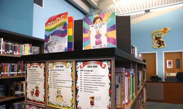 Libros LGBT recién donados se exponen en la biblioteca de la Escuela Primaria Nystrom de Richmond, California, el 17 de mayo de 2022. (Justin Sullivan/Getty Images)