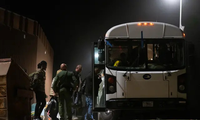 Migrantes se preparan para ser transportados en autobús a unas instalaciones de procesamiento en Yuma, Arizona, el 18 de mayo de 2023. (John Fredricks/The Epoch Times
